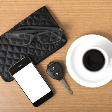 kahve, telefon, araba anahtarı, gözlük ve m-cüzdan