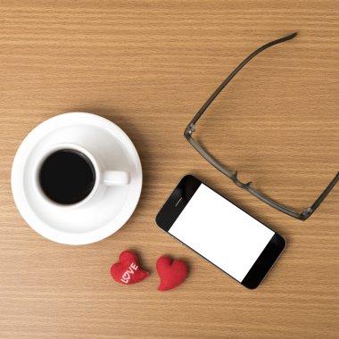 kahve, telefon, gözlük ve kalp