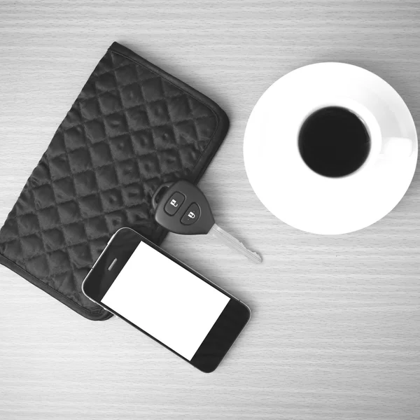 Tasse de café avec clé de voiture de téléphone et portefeuille — Photo