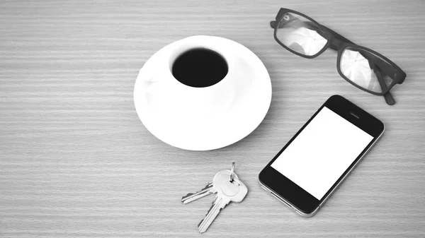 Taza de café y teléfono con llave —  Fotos de Stock