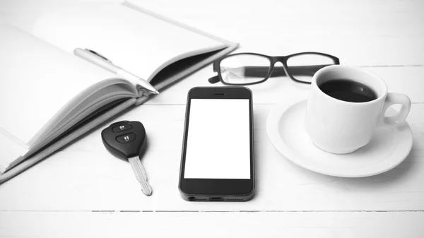 전화, 자동차 열쇠, 안경 및 오픈 노트북 blac 커피 컵 — 스톡 사진