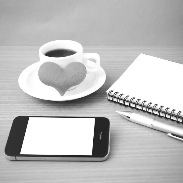 Кава, телефон, блокнот і серце — стокове фото