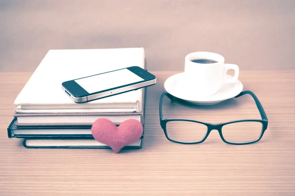 Caffè, telefono, occhiali, pila di libri e cuore — Foto Stock