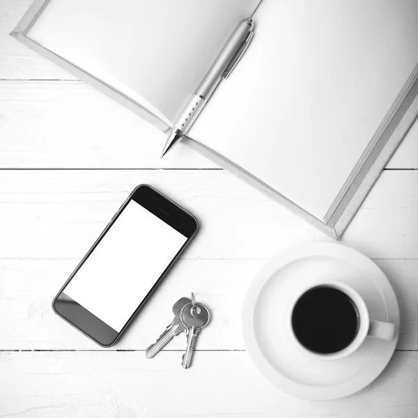 전화, 키와 오픈 노트북 흑인과 백인 열 커피 컵 — 스톡 사진