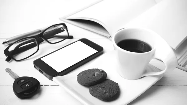 Taza de café con galletas, teléfono, cuaderno abierto, llave del coche y anteojos — Foto de Stock