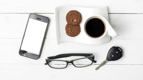 쿠키, 전화, 안경, 자동차 키와 커피 컵 — 스톡 사진