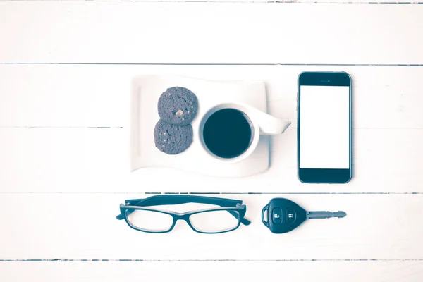 Taza de café con galletas, teléfono, gafas y coche llave estilo vintage — Foto de Stock