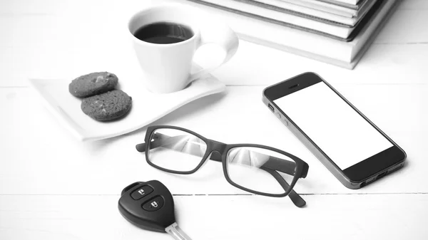 Taza de café con galletas, teléfono, llave del coche, anteojos y pila de libro —  Fotos de Stock