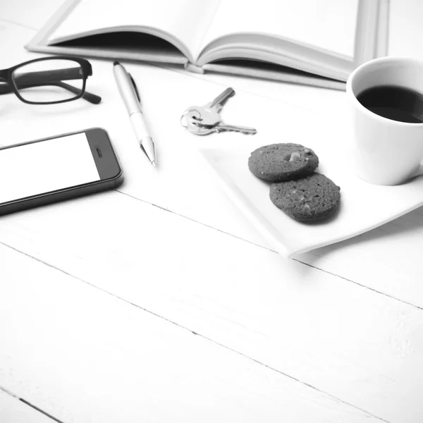 쿠키, 전화, 오픈 키 노트북과 안경 파 커피 컵 — 스톡 사진