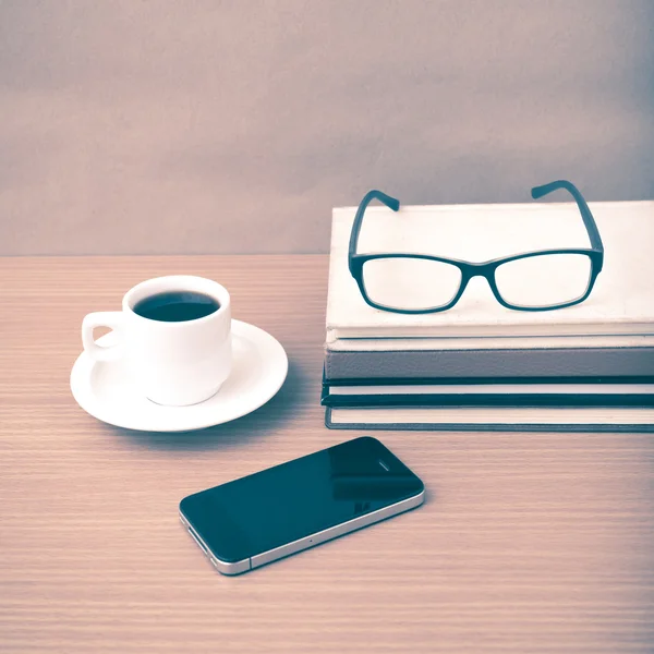 Café, téléphone, pile de livres et lunettes — Photo