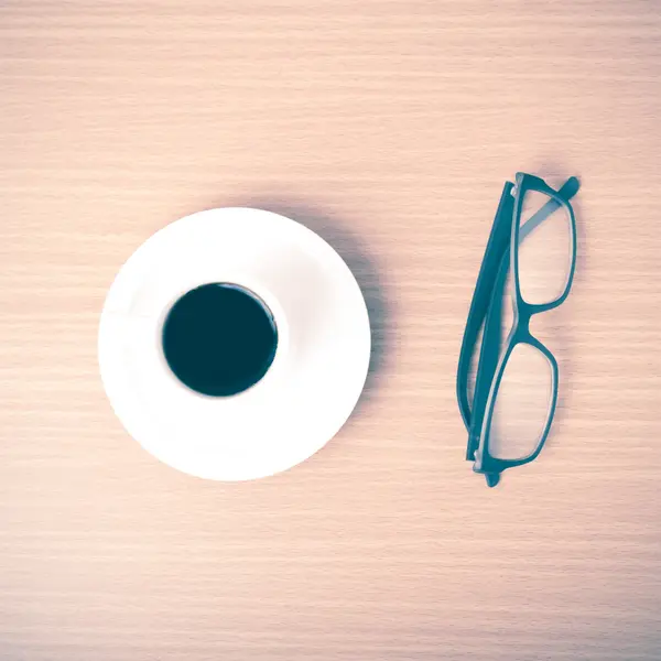 Coffee cup and eyeglasses — Stock Photo, Image