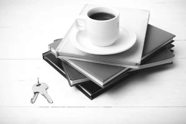 Kahve fincanı, anahtar ve kitap siyah ve beyaz renk yığını — Stok fotoğraf