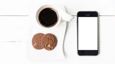 kahve fincanı çerez ve telefon ile