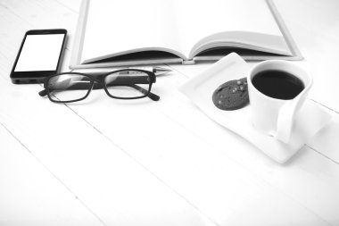 kahve fincanı ile tanımlama bilgisi, telefon, defter ve gözlük siyah ve w