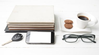tanımlama bilgisi, telefon, kitap ve araba anahtar yığını ile kahve fincanı 