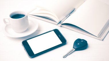 kahve fincanı ile telefon, araba anahtarı ve açık defter vintage tarzı
