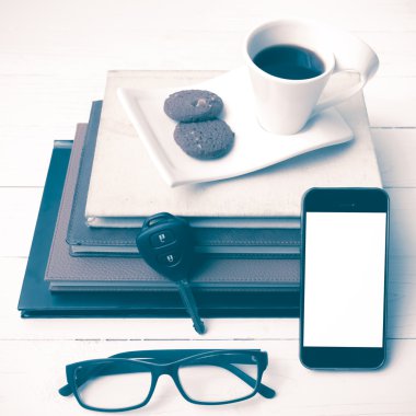 tanımlama bilgisi, telefon, kitap ve araba anahtar vintage s yığını ile kahve fincanı