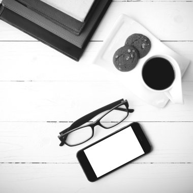 tanımlama bilgisi, telefon, kitap ve gözlük siyah yığını ile kahve fincanı 