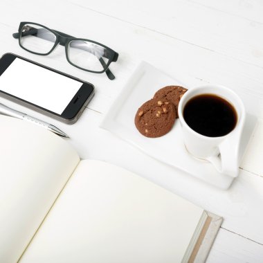 kahve fincanı ile tanımlama bilgisi, telefon, defter ve gözlük
