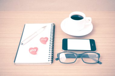 kahve, telefon, gözlük, not defteri ve kalp