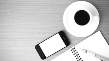 kahve fincanı ve telefon ve not defteri