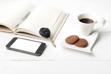 tanımlama bilgisi, telefon, açık defter ve araba anahtarı ile kahve fincanı