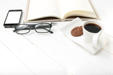 kahve fincanı ile tanımlama bilgisi, telefon, defter ve gözlük