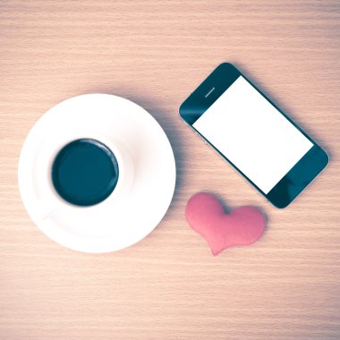 kahve fincanı ve telefon ve kalp