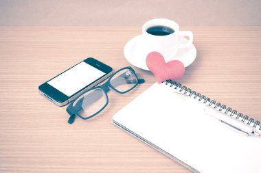 kahve, telefon, gözlük, not defteri ve kalp