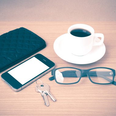 kahve, telefon, anahtar, gözlük ve m-cüzdan