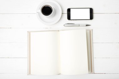 kahve fincanı ile telefon ve defter