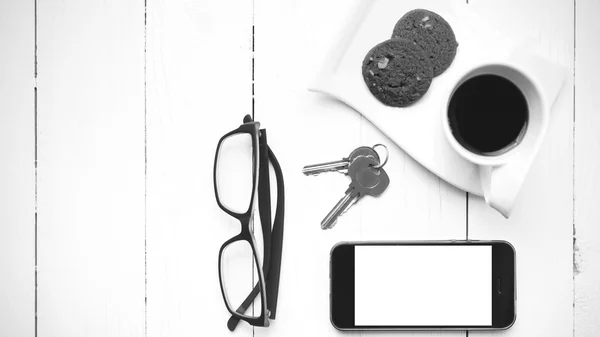 Taza de café con galletas, teléfono, anteojos y llave en blanco y negro —  Fotos de Stock