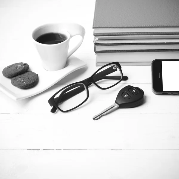 Taza de café con galletas, teléfono, llave del coche, anteojos y pila de libro —  Fotos de Stock