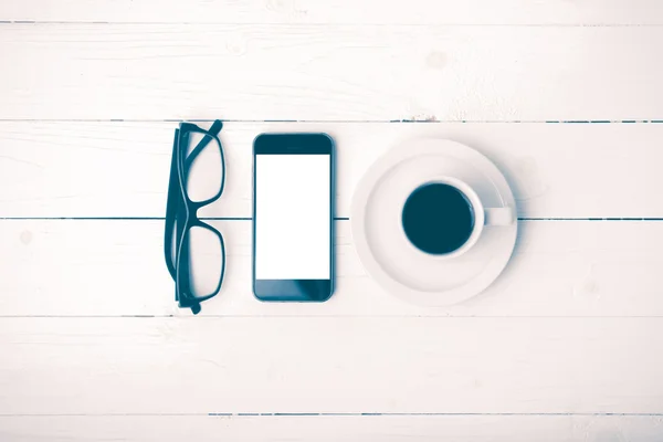 Kaffeetasse mit Telefon und Brille im Vintage-Stil — Stockfoto