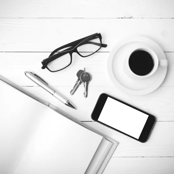 Xícara de café com telefone, chave, óculos e preto do caderno aberto um — Fotografia de Stock