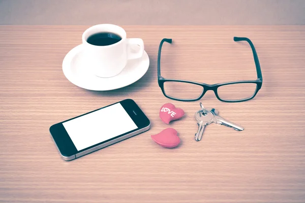 Кава, телефон, окулярів, ключ і серце — стокове фото
