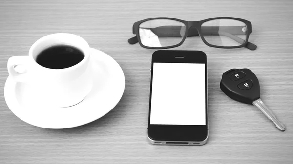 Csésze kávé és a telefon az autó kulcs — Stock Fotó