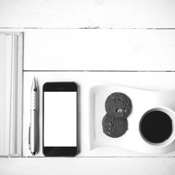 Taza de café con galletas, teléfono con portátil y pluma negro y whi — Foto de Stock