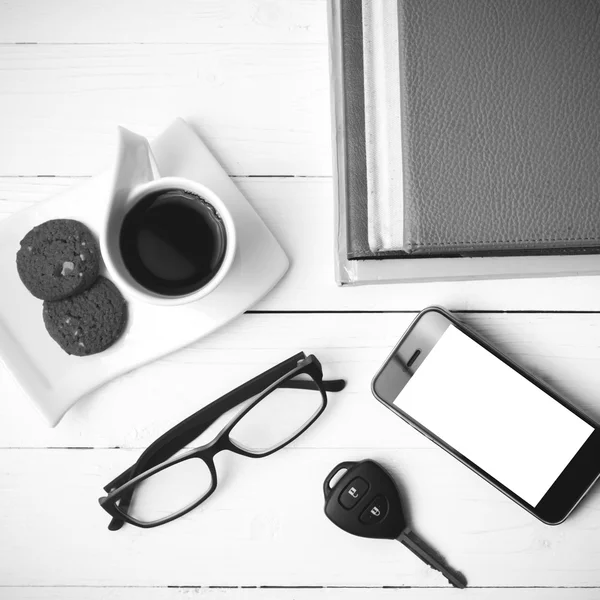 Taza de café con galletas, teléfono, llave del coche, anteojos y pila de libro —  Fotos de Stock