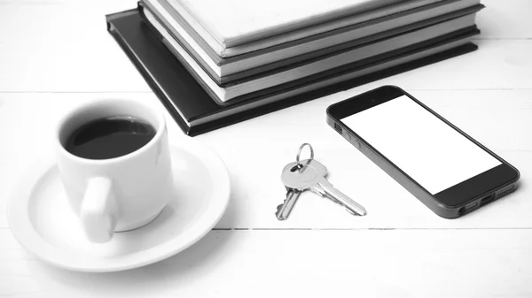 Taza de café con teléfono, llave y pila de libro negro y blanco colo —  Fotos de Stock