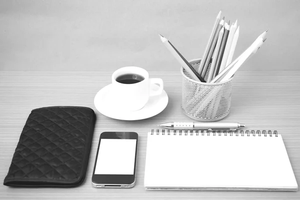 Koffie, brillen, Kladblok, portemonnee en telefoon kleur potlood — Stockfoto