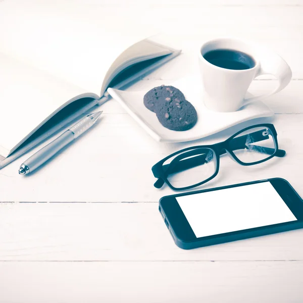 Φλιτζάνι καφέ με cookie, τηλέφωνο, σημειωματάριο και γυαλιά εκλεκτής ποιότητας sty — Φωτογραφία Αρχείου