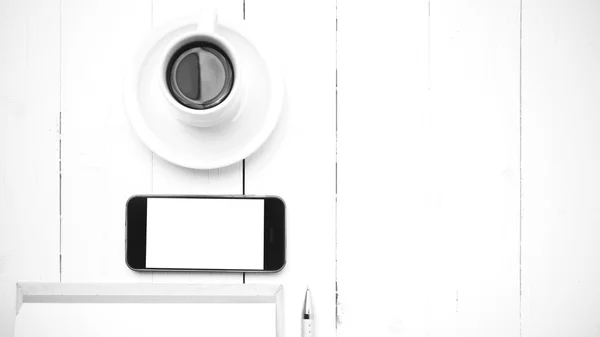 Taza de café con teléfono y portátil de color blanco y negro —  Fotos de Stock