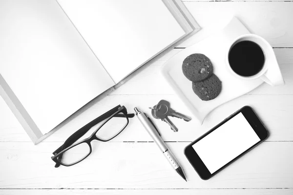 Xícara de café com biscoito, telefone aberto bl notebook, chave e óculos — Fotografia de Stock