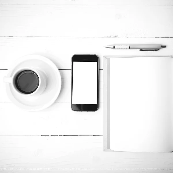 Xícara de café com telefone e notebook cor preta e branca — Fotografia de Stock