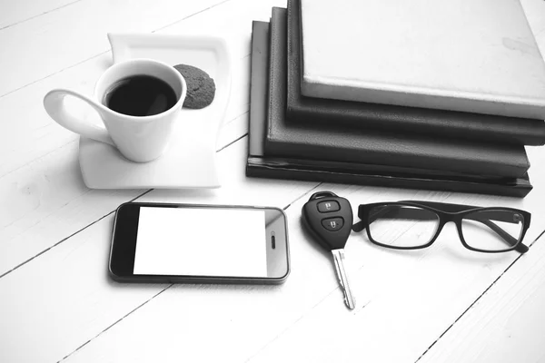 쿠키, 전화, 검은 책과 차 키의 스택 커피 컵과 — 스톡 사진