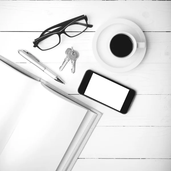 Xícara de café com telefone, chave, óculos e preto do caderno aberto um — Fotografia de Stock