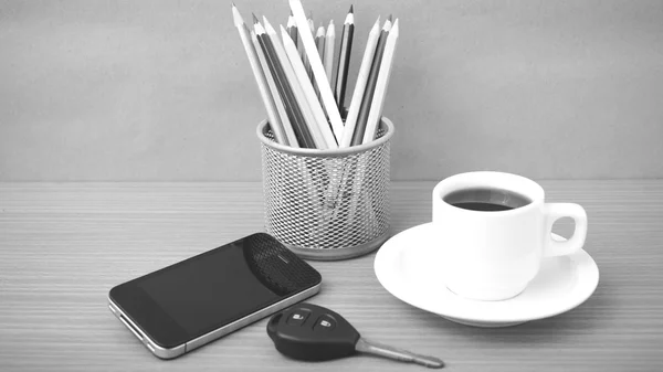 Café, teléfono, llave del coche y lápiz —  Fotos de Stock
