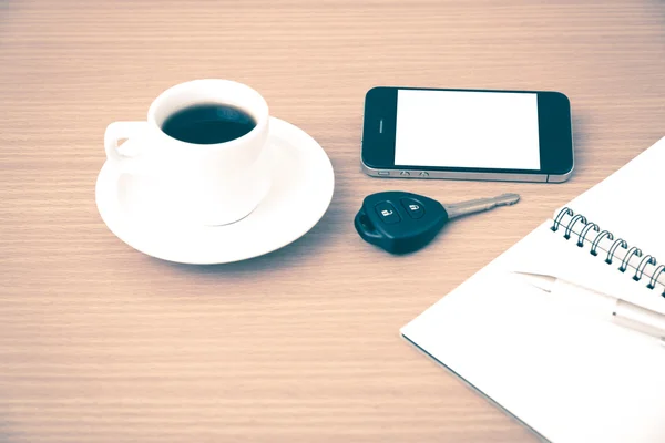 Xícara de café com chave de carro de telefone e o bloco de notas — Fotografia de Stock