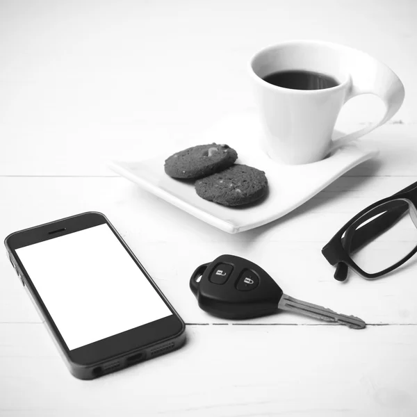 Φλιτζάνι καφέ με cookie, τηλέφωνο, γυαλιά και αυτοκίνητο κλειδί μαύρο και wh — Φωτογραφία Αρχείου